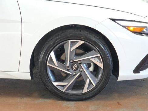 Used 2025 Hyundai Elantra SEL FWD image 7