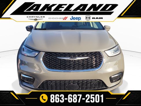Used 2021 Chrysler Pacifica Touring-L w/ Uconnect Theater Family Group FWD image 2