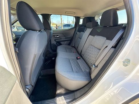 Used 2025 Nissan Kicks SV image 34