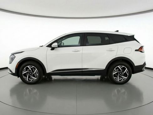 Used 2025 Kia Sportage LX image 5