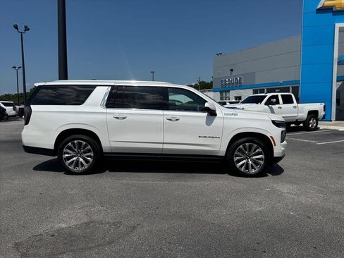 Used 2025 Chevrolet Suburban High Country AWD/4WD image 2