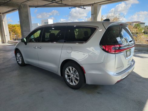 New 2026 Chrysler Pacifica Limited image 7