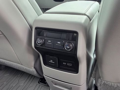 Used 2021 GMC Acadia SLT w/ Trailering Package FWD image 8