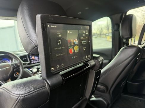 Used 2018 Chrysler Pacifica Touring-L Plus w/ S Appearance Package image 14