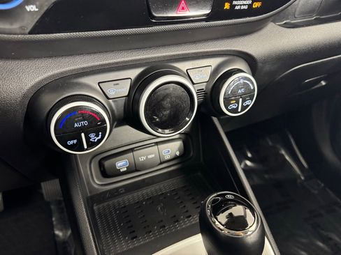 Used 2024 Hyundai Venue Limited image 19