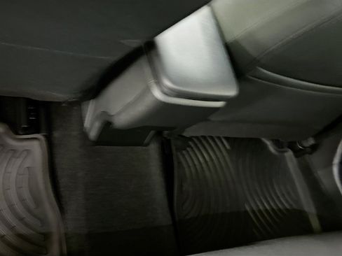 Used 2025 Toyota Prius Plug-In Hybrid image 28