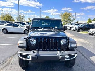 Used 2021 Jeep Gladiator Sport video 2