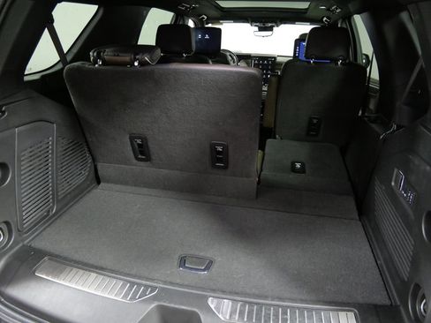 Used 2025 GMC Yukon Denali Ultimate AWD/4WD image 6