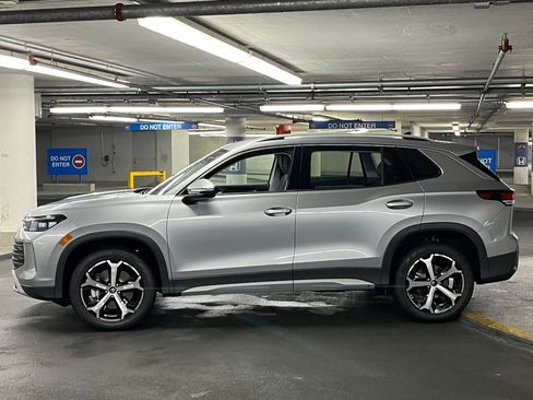 New 2025 Volkswagen Tiguan SE image 33