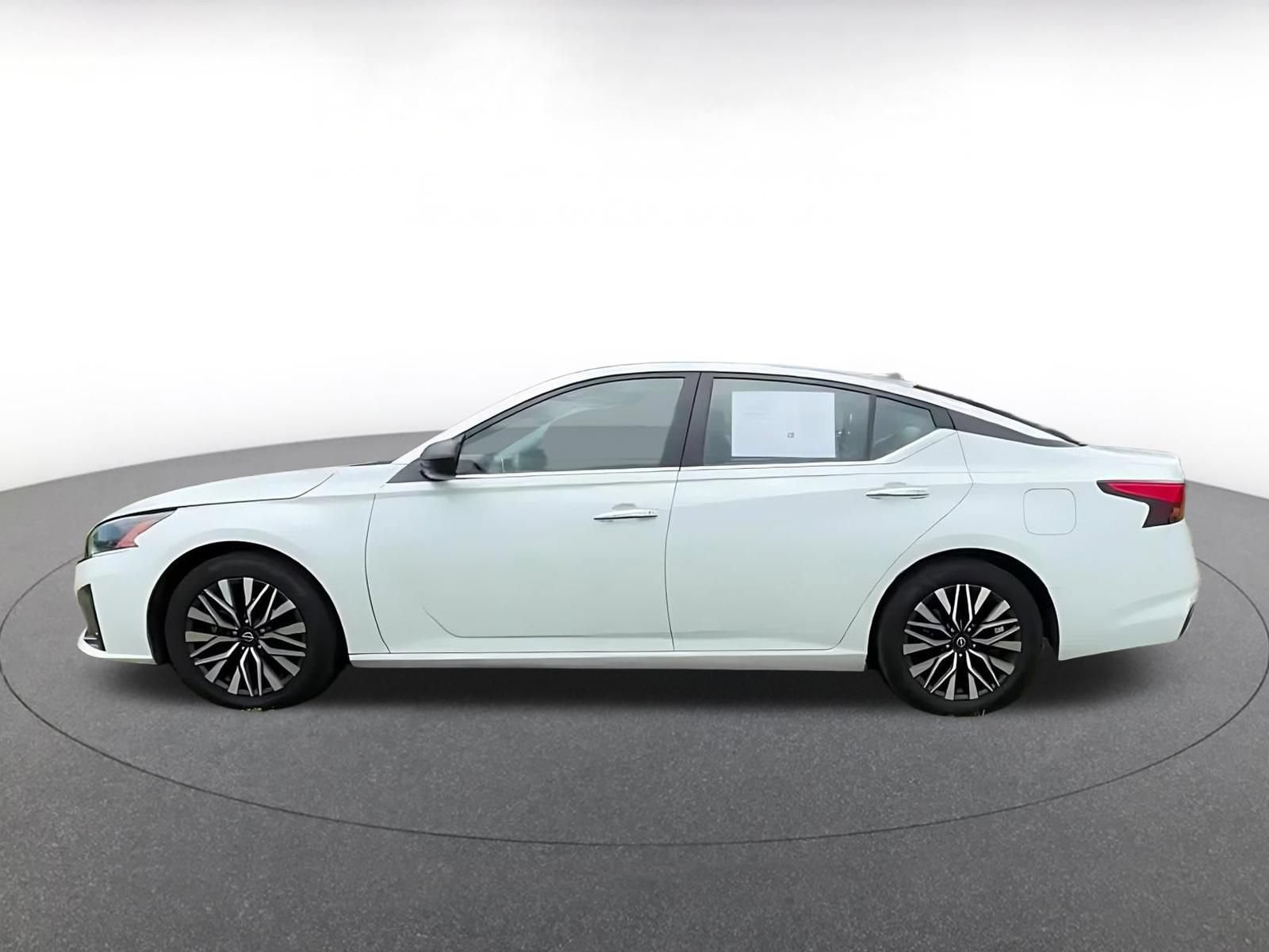 Used 2025 Nissan Altima 2.5 SV FWD image 7
