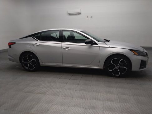 Used 2024 Nissan Altima 2.5 SR FWD image 11