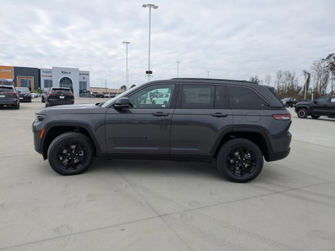 New 2026 Jeep Grand Cherokee Altitude RWD image 4
