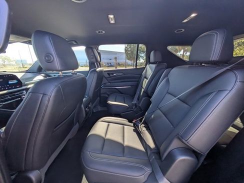 Used 2025 Chevrolet Traverse LT image 12