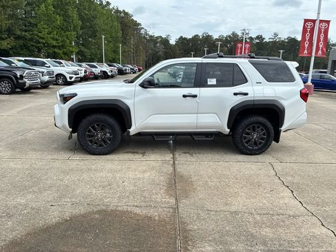 New 2026 Toyota 4Runner SR5 AWD/4WD image 2