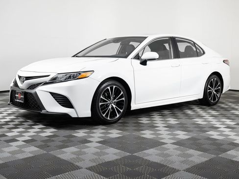 Used 2019 Toyota Camry SE image 1