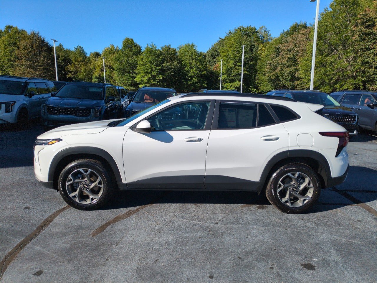 Used 2025 Chevrolet Trax LT FWD image 4