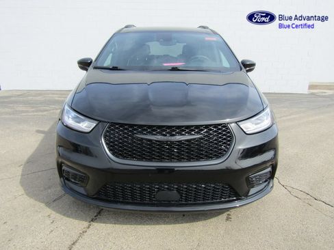 Used 2025 Chrysler Pacifica Limited FWD image 3