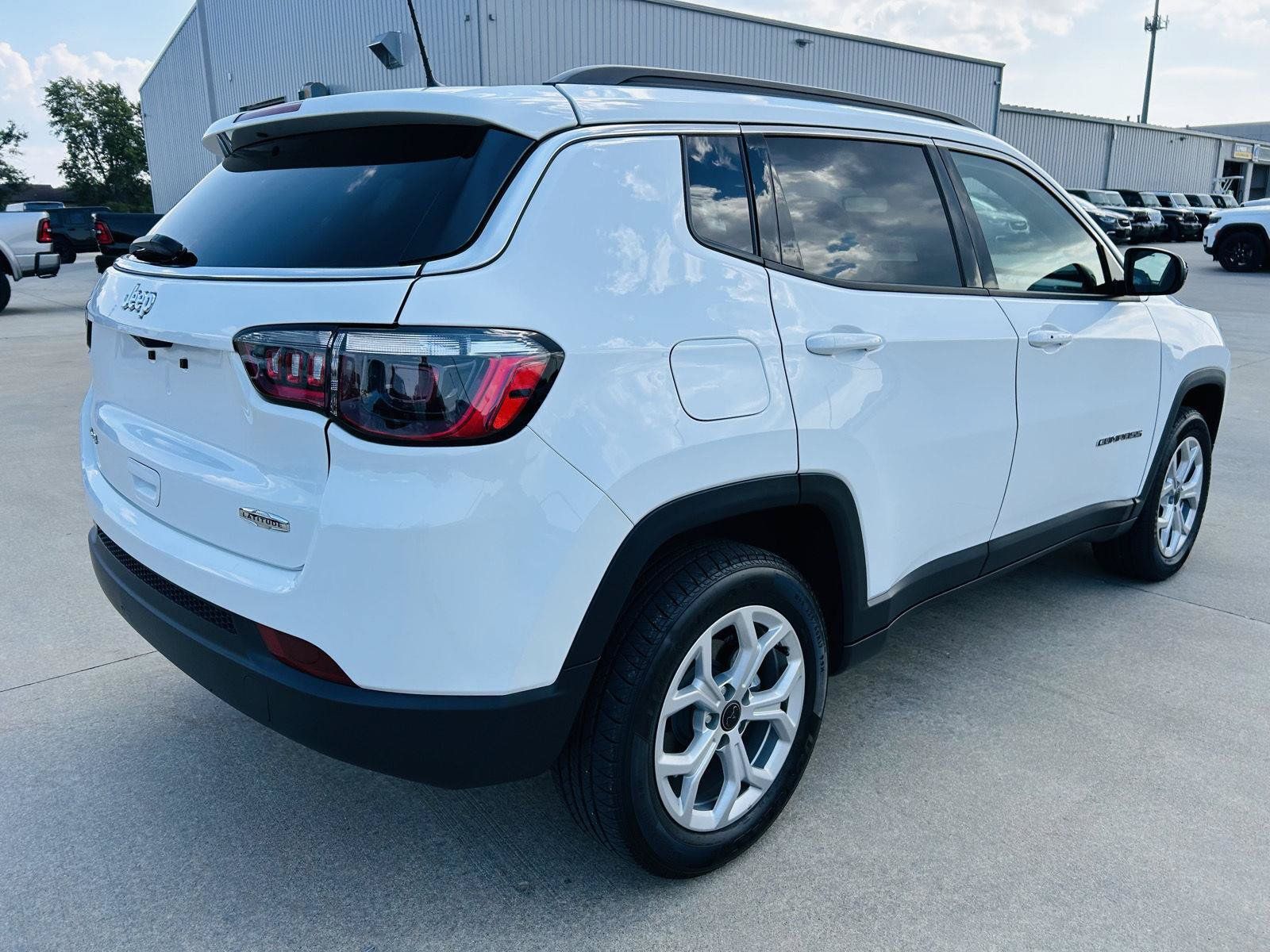 Used 2025 Jeep Compass Latitude AWD/4WD image 34