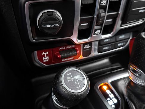 Used 2024 Jeep Gladiator Mojave AWD/4WD image 9