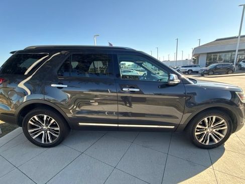 Used 2017 Ford Explorer Platinum AWD/4WD image 3
