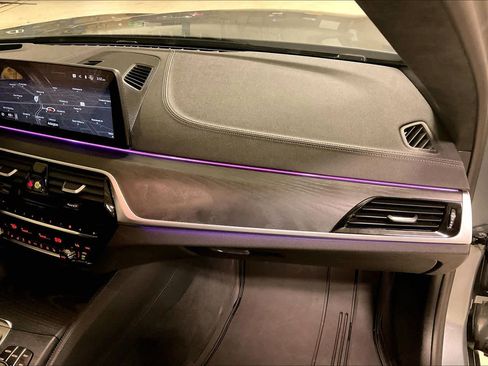 Used 2023 BMW M550i xDrive w/ Dynamic Handling Package image 17