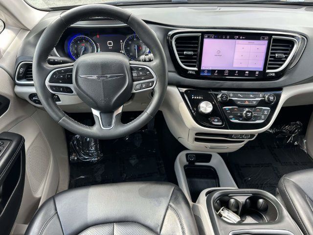 Used 2023 Chrysler Pacifica Touring-L FWD image 2