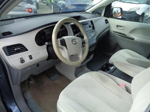 Used 2014 Toyota Sienna LE image 30