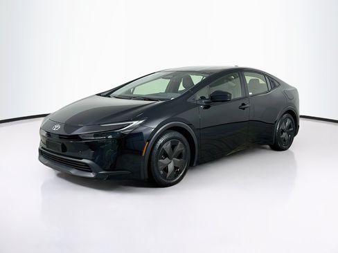 Used 2024 Toyota Prius LE FWD image 3