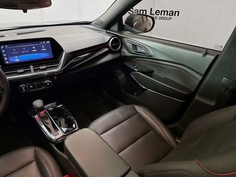 Used 2025 Chevrolet Trax RS w/ Sunroof Package FWD image 24