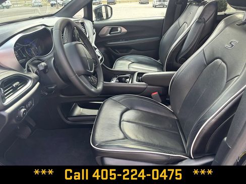 Used 2025 Chrysler Pacifica Limited FWD image 15