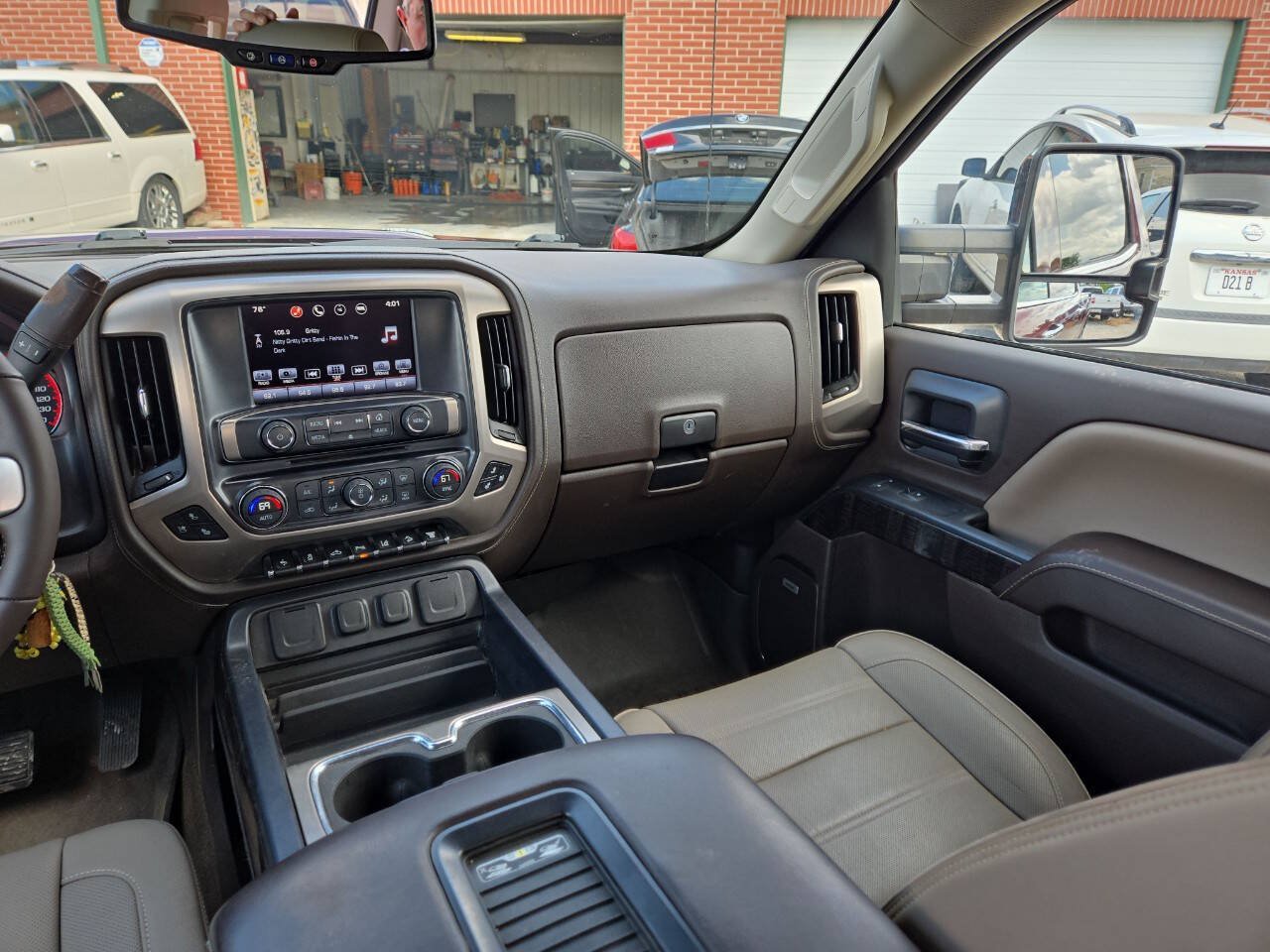 Used 2016 GMC Sierra 2500 Denali w/ Duramax Plus Package AWD/4WD image 10