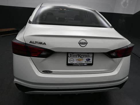Used 2025 Nissan Altima 2.5 SV FWD image 14