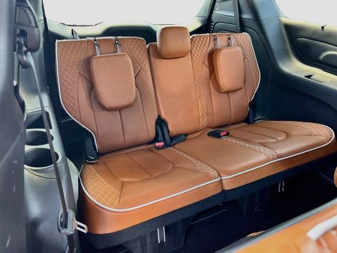 Used 2025 Chrysler Pacifica Pinnacle FWD image 30