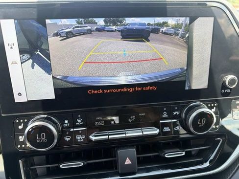 Certified 2024 Toyota Highlander Platinum FWD image 31