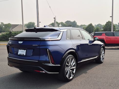 Certified 2024 Cadillac Lyriq Luxury AWD/4WD image 7
