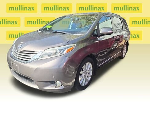 Used 2017 Toyota Sienna Limited Premium image 2