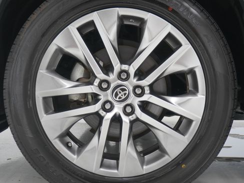 Used 2021 Toyota RAV4 XLE Premium FWD image 29