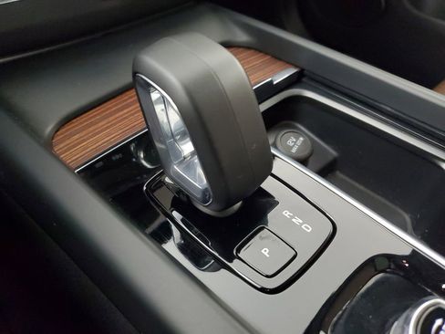 Certified 2025 Volvo XC60 B5 Plus AWD/4WD image 35