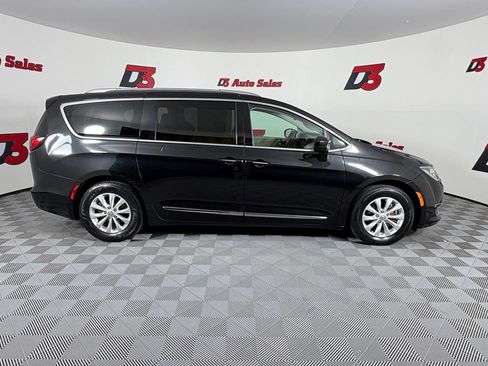 Used 2019 Chrysler Pacifica Touring-L FWD image 8
