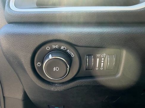 Certified 2025 Chrysler Pacifica Select FWD image 10