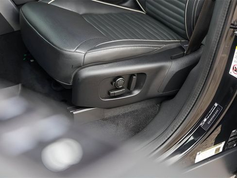 Used 2024 Land Rover Discovery Metropolitan Edition image 11