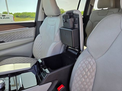 Used 2022 Jeep Grand Cherokee Summit RWD image 36
