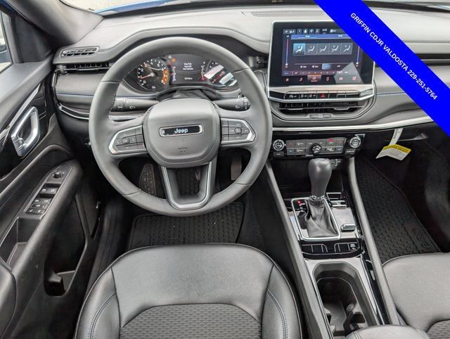Used 2025 Jeep Compass Latitude w/ Sun & Sound Group AWD/4WD image 6