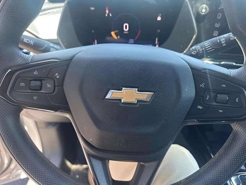 Used 2025 Chevrolet Trax LT FWD image 11
