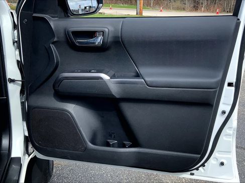 Used 2021 Toyota Tacoma TRD Sport w/ Technology Package image 22