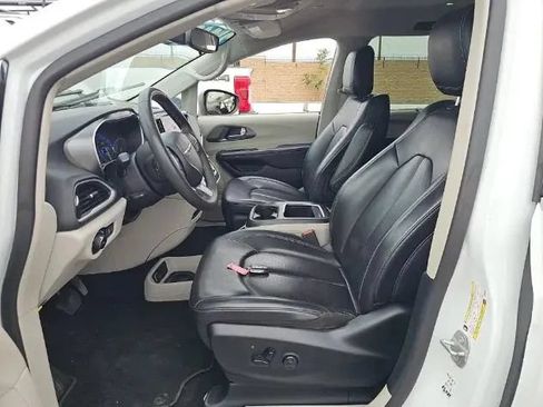 Used 2023 Chrysler Pacifica Touring-L FWD image 5