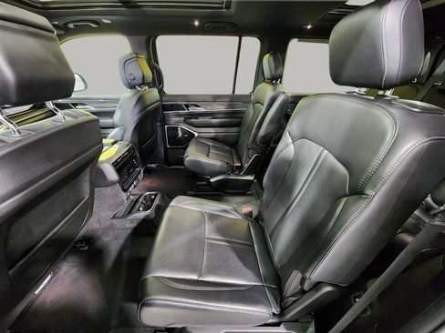 Used 2022 Jeep Wagoneer Series III w/ Premium Group I AWD/4WD image 33