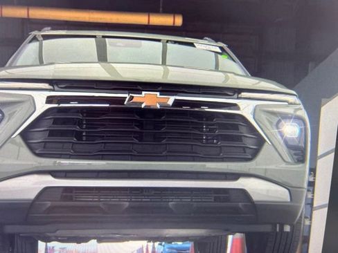 Used 2025 Chevrolet TrailBlazer LT w/ Convenience Package FWD image 12