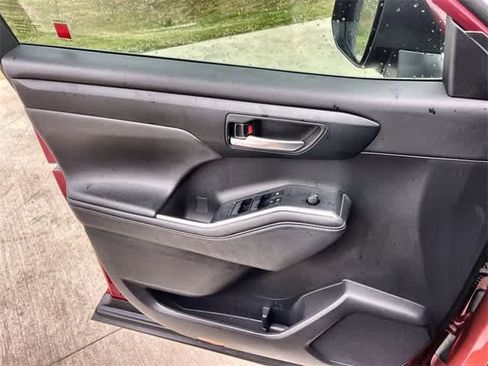 Used 2021 Toyota Highlander XLE image 30