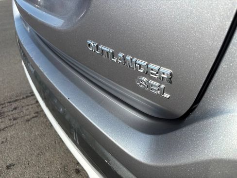 Used 2018 Mitsubishi Outlander SEL AWD/4WD image 3